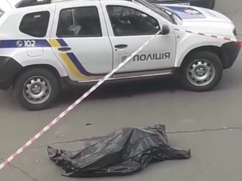 На Теремках в Киеве на парковке ТРЦ лежал труп (ФОТО)