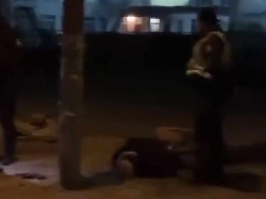 На Оболони в Киеве парень обезвредил вооруженного мужчину под «кайфом» (ВИДЕО)