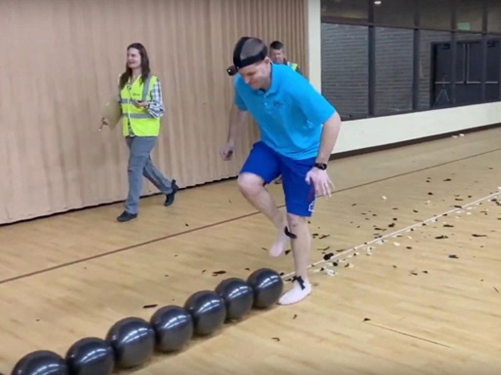 За 23 секунды лопнул ногами 100 шаров: американец побил рекорд (ВИДЕО)