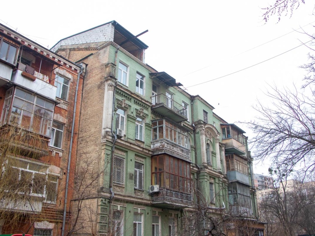 В центре Киева на крыше старинного дома появилась надстройка (ФОТО)