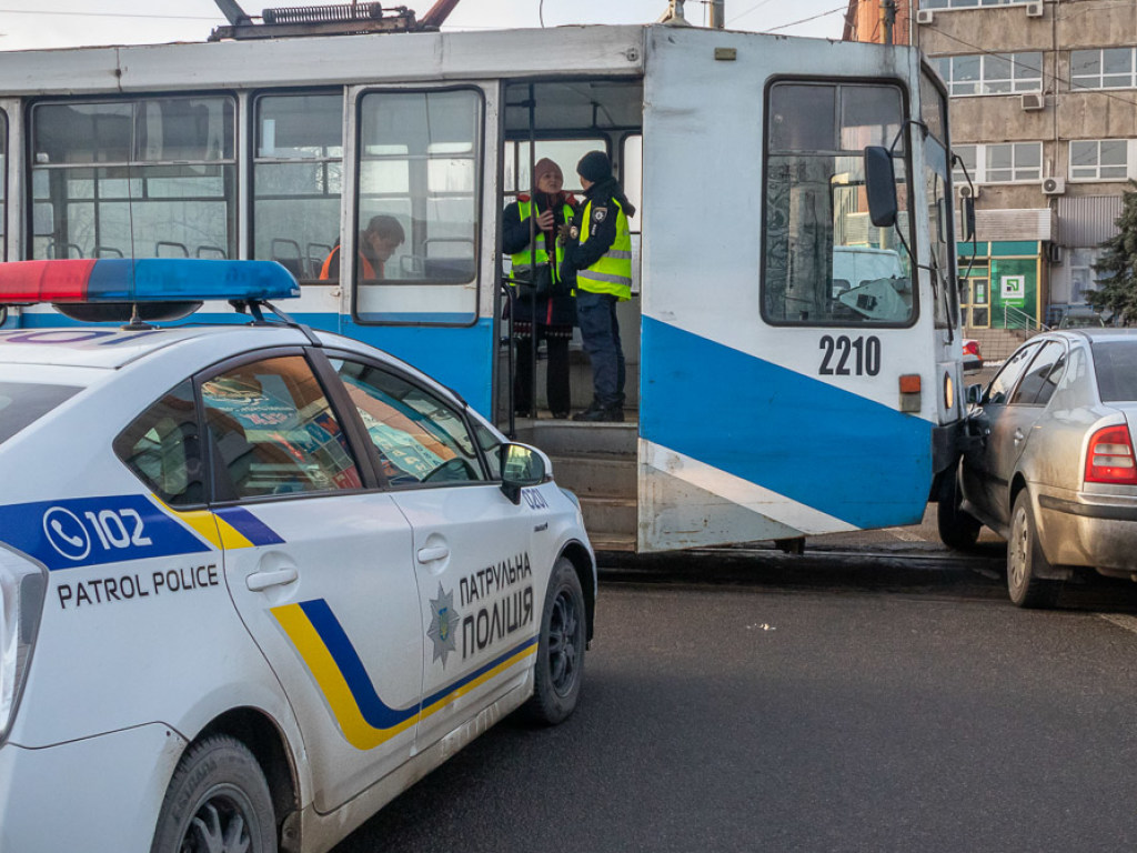 У речного порта в Днепре столкнулись Skoda и трамвай с пассажирами (ФОТО, ВИДЕО)