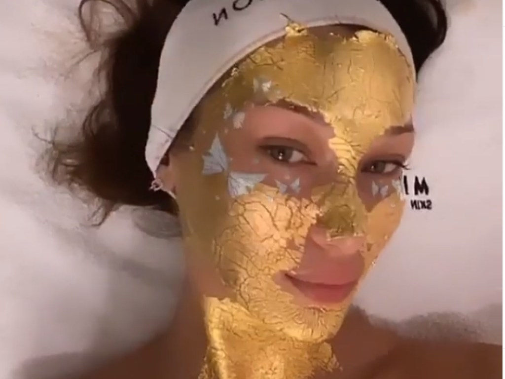 999 проба: Белла Хадид пристрастилась к золотым маскам для лица (ФОТО)