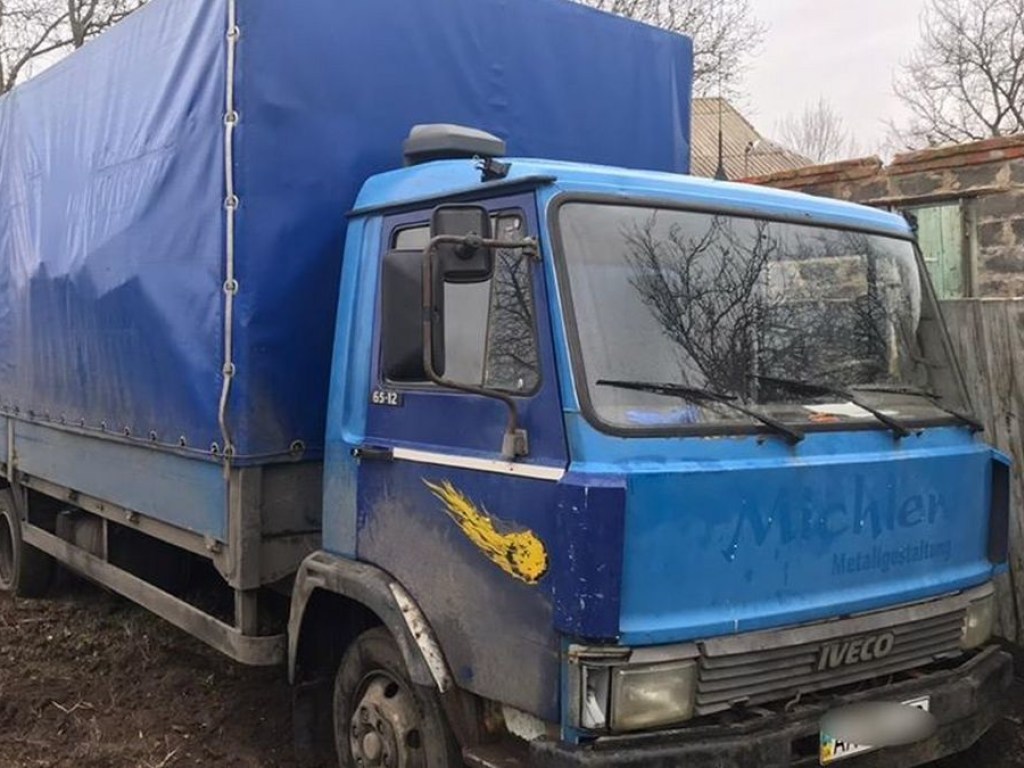 Под Киевом подросток на угнанном грузовике застрял в грязи (ФОТО)