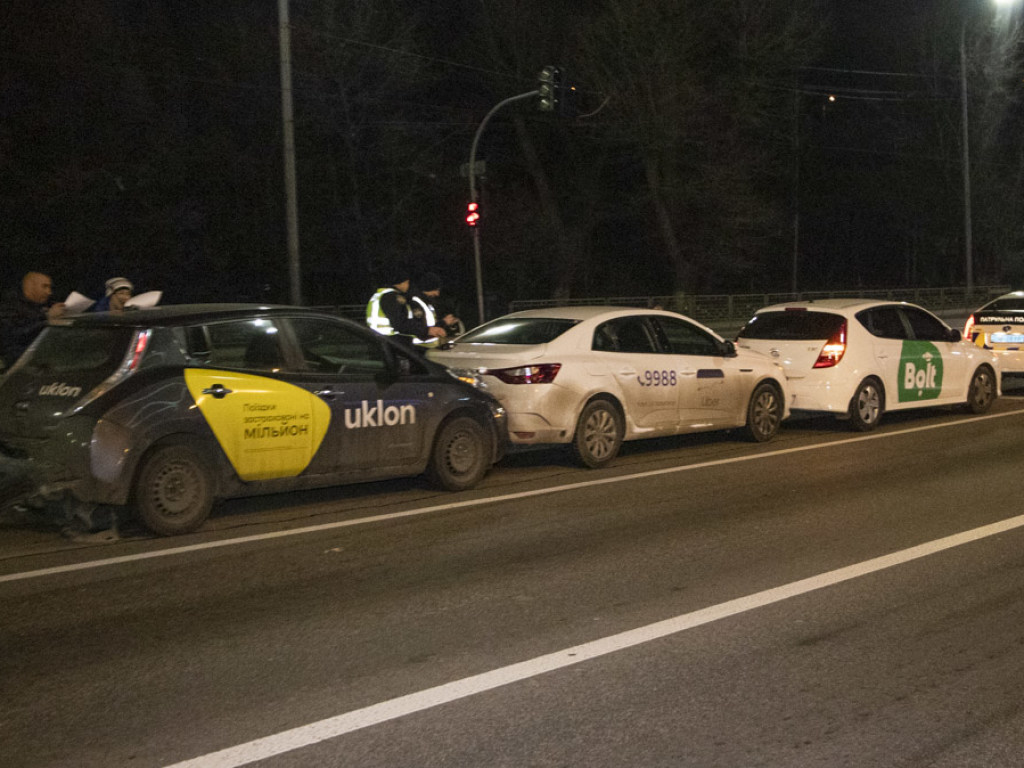 На Дружбы Народов в Киеве столкнулись сразу три такси из-за пьяного водителя Audi (ФОТО, ВИДЕО)
