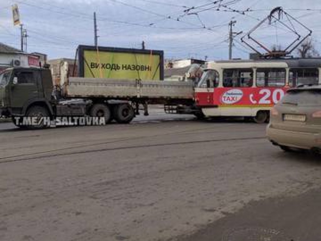 В Харькове столкнулись трамвай и грузовик (ФОТО)