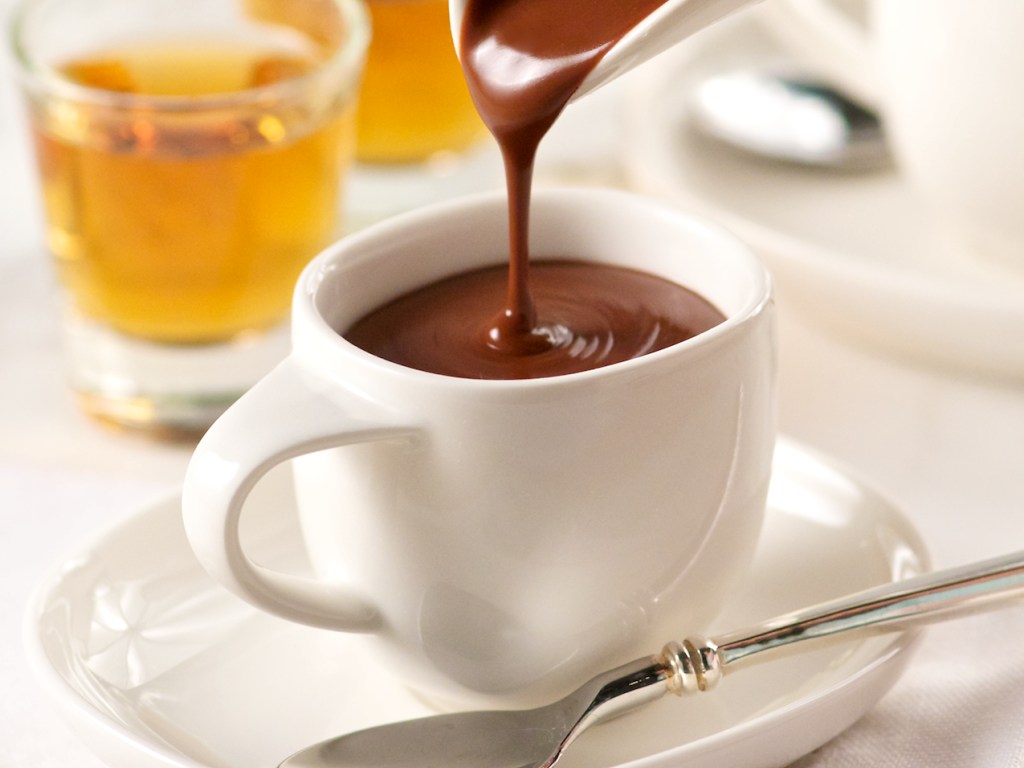Ученые назвали пользу горячего шоколада для пожилых людей