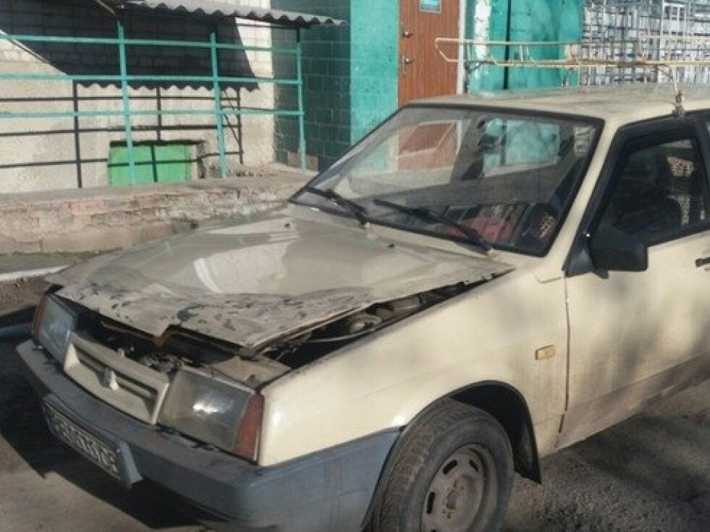 Неизвестные разбили и обокрали семь автомобилей в Первомайске (ФОТО)