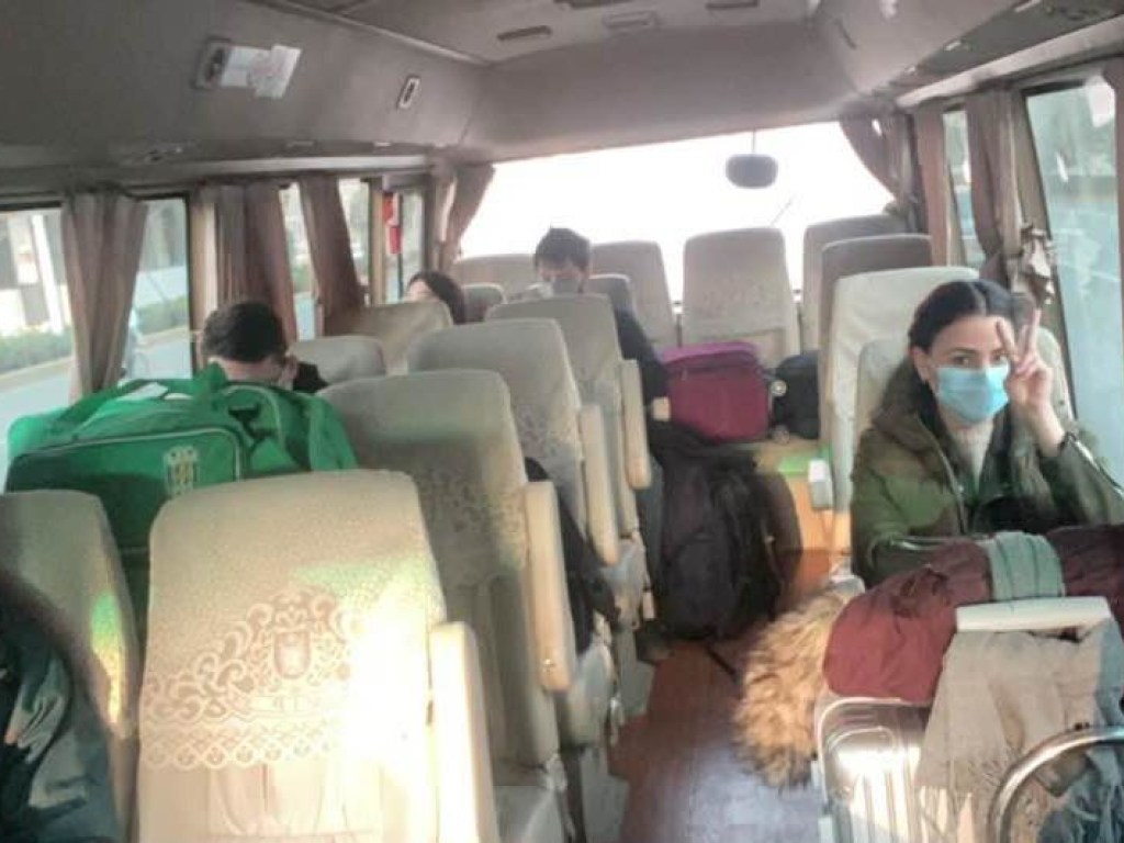 В аэропорт Уханя прибыли украинцы, которых эвакуируют из Китая (ФОТО)