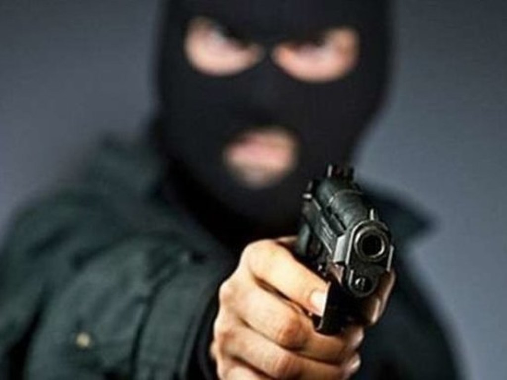 В Николаеве мужчина в медицинской маске с пистолетом ограбил почту