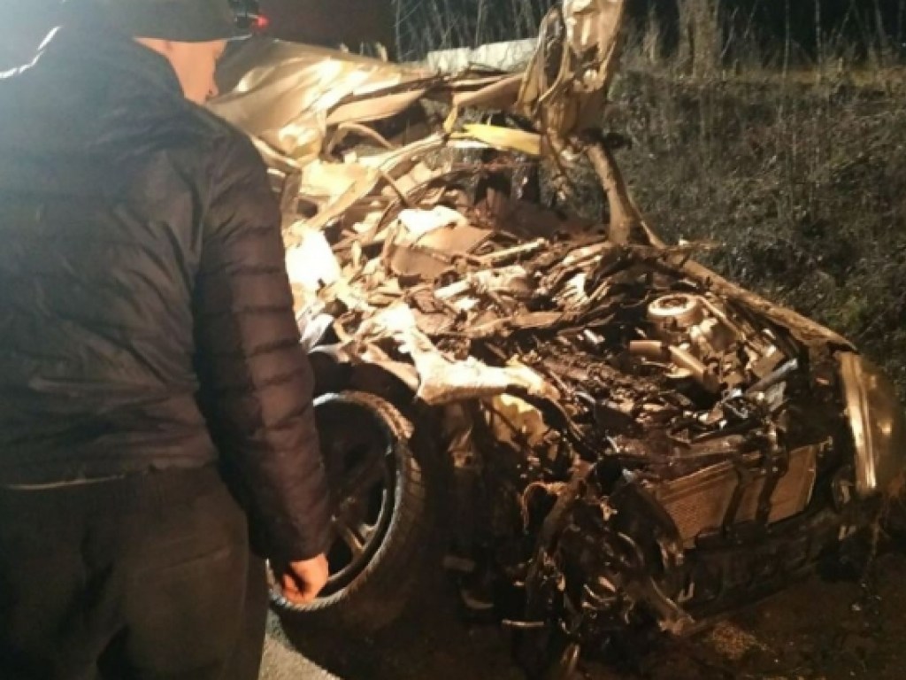 При столкновении Mercedes с грузовиком на Закарпатье погиб водитель (ФОТО, ВИДЕО)