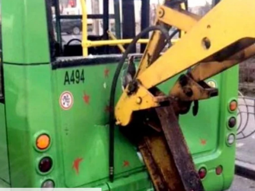 В Киеве трактор ковшом разбил стекло в маршрутке с пассажирами (ФОТО)