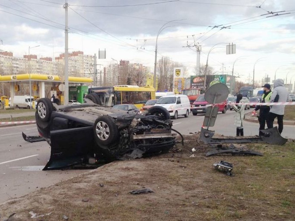 Авто перевернулось на крышу: На проспекте Шухевича в Киеве образовалась огромная пробка из-за аварии (ФОТО)