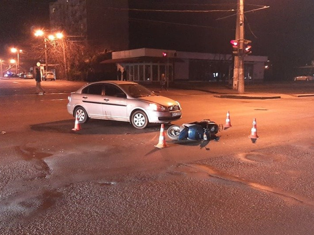 Парень чудом выжил: На перекрестке в Одессе автомобиль столкнулся с мопедом (ФОТО)