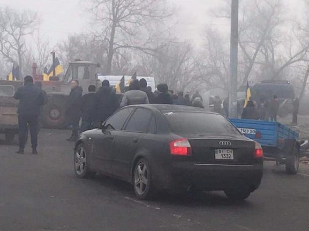 На акции протеста против прибытия самолета из Ухани жители Полтавской области подрались с полицией (ВИДЕО)
