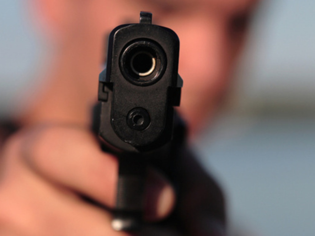 В Одессе мужчина с пистолетом и ножом напал на семью с ребенком (ФОТО)