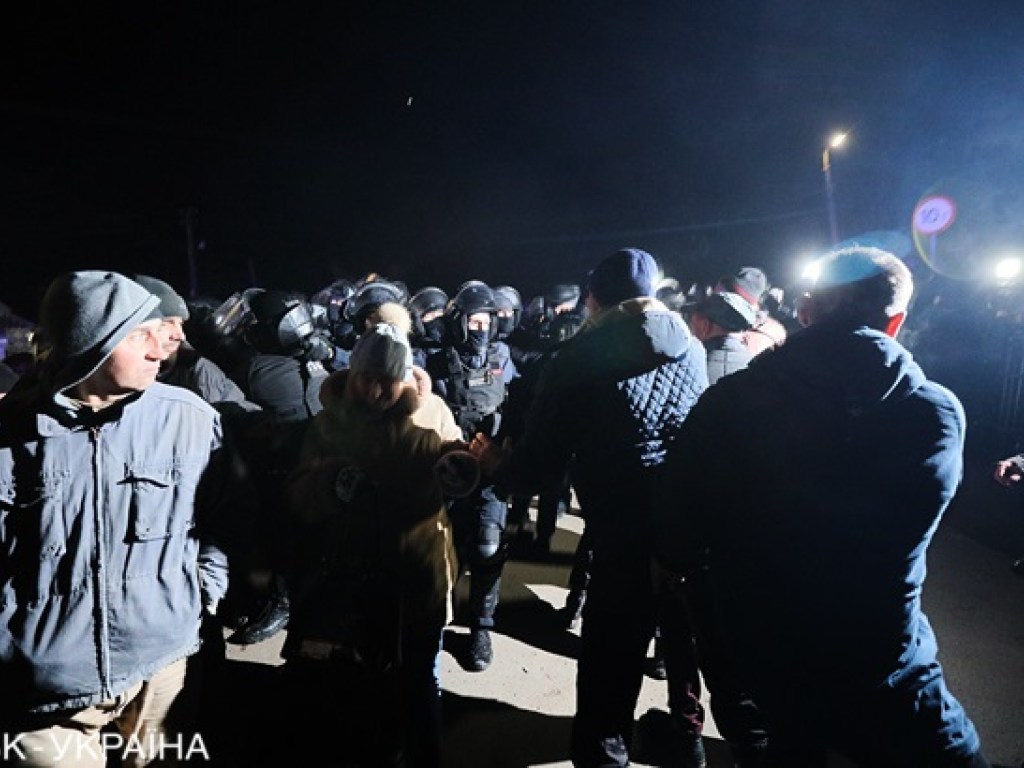 Протесты в Новых Санжарах: полицейских забросали камнями (ФОТО, ВИДЕО)