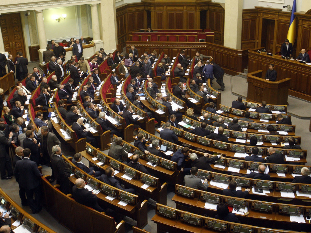 Заседание Рады закрылось: депутаты рассмотрели почти 1200 правок к законопроекту о рынке земли