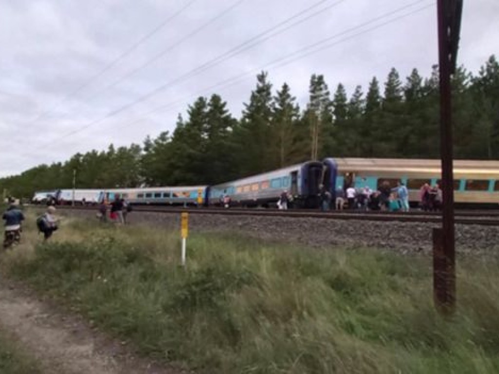 В Австралии поезд сошел с рельсов, погибли двое человек: опубликованы впечатляющие фото