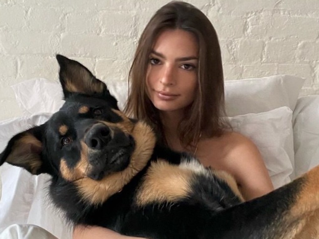 28-летняя Эмили Ратаковски порадовала фанатов милым семейным фото