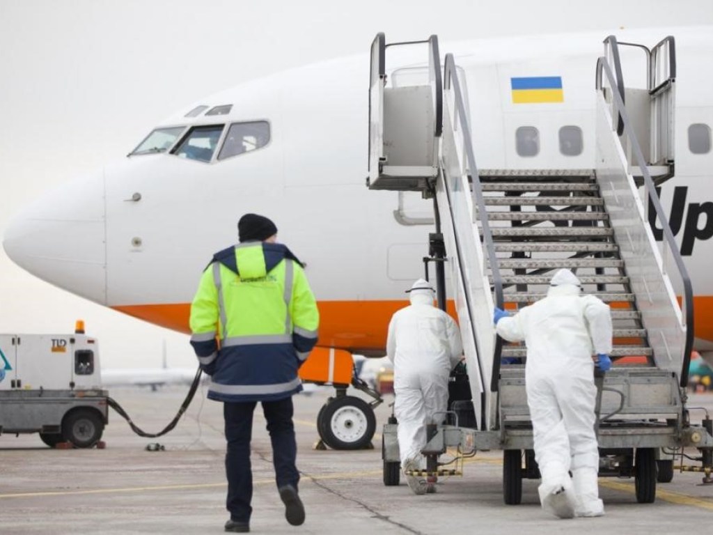 Эвакуированные из Ухани украинцы сошли с самолета в аэропорту «Борисполь» (ВИДЕО)