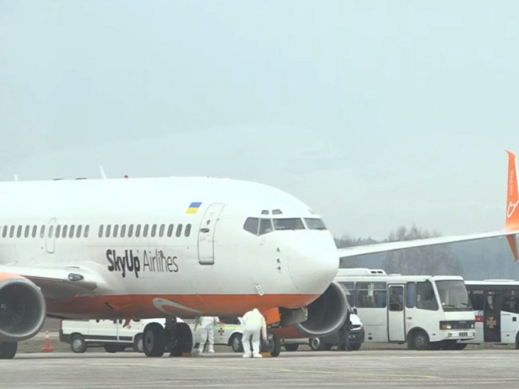 Самолет из Ухани прилетел в Украину: в Сети говорят о недоверии людей к власти и страхе заразиться коронавирусом