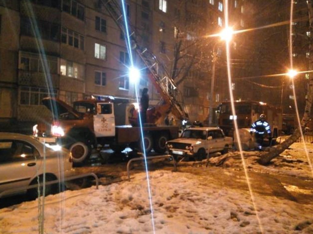 В Харькове в многоэтажке произошел пожар: людей выводили на улицу по автолестнице (ФОТО, ВИДЕО)