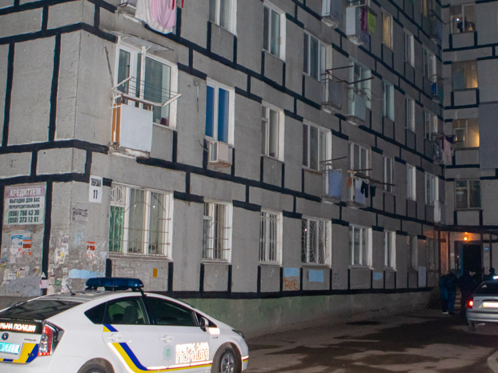 Возле дома в Днепре нашли труп: мужчина выпал из окна пятого этажа (ФОТО, ВИДЕО)