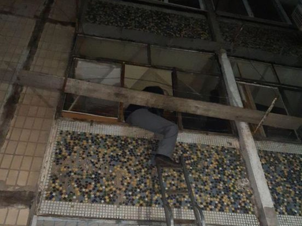 «Завис в текстурах»: в Кривом Роге мужчина пытался попасть домой через балкон, но застрял (ФОТО)