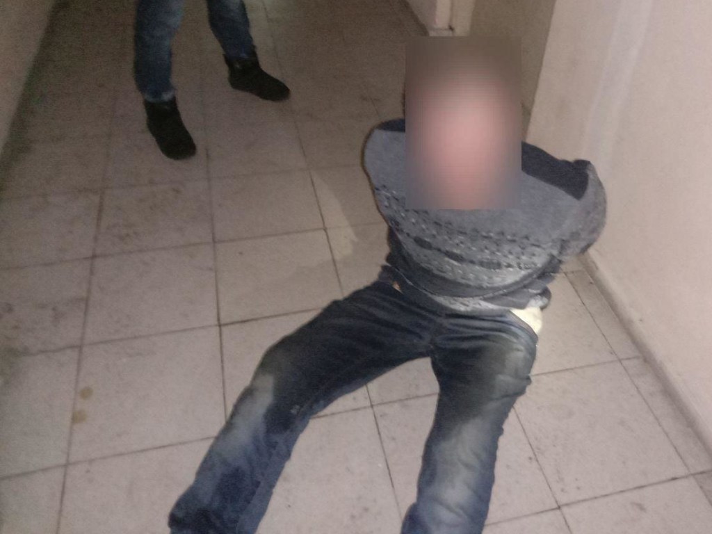 В Киеве агрессивный мужчина заперся в квартире и поджег дверь (ФОТО)