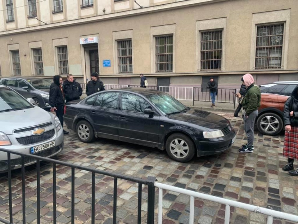 В центре Львова водители устроили драку с драматическим эффектом (ФОТО)
