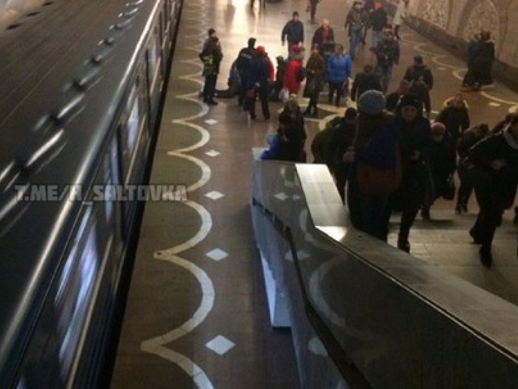 В Харькове пассажир метро упал на платформу (ФОТО)