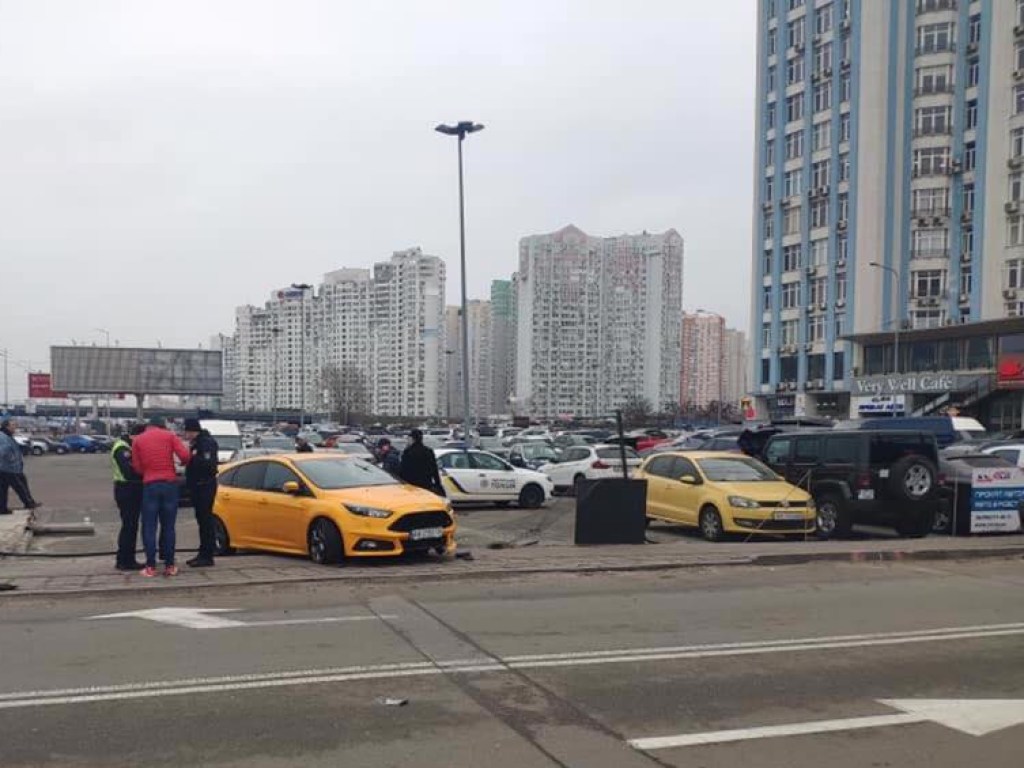 В Киеве водитель Ford решил уйти в дрифт и разбил два автомобиля на парковке (ФОТО)