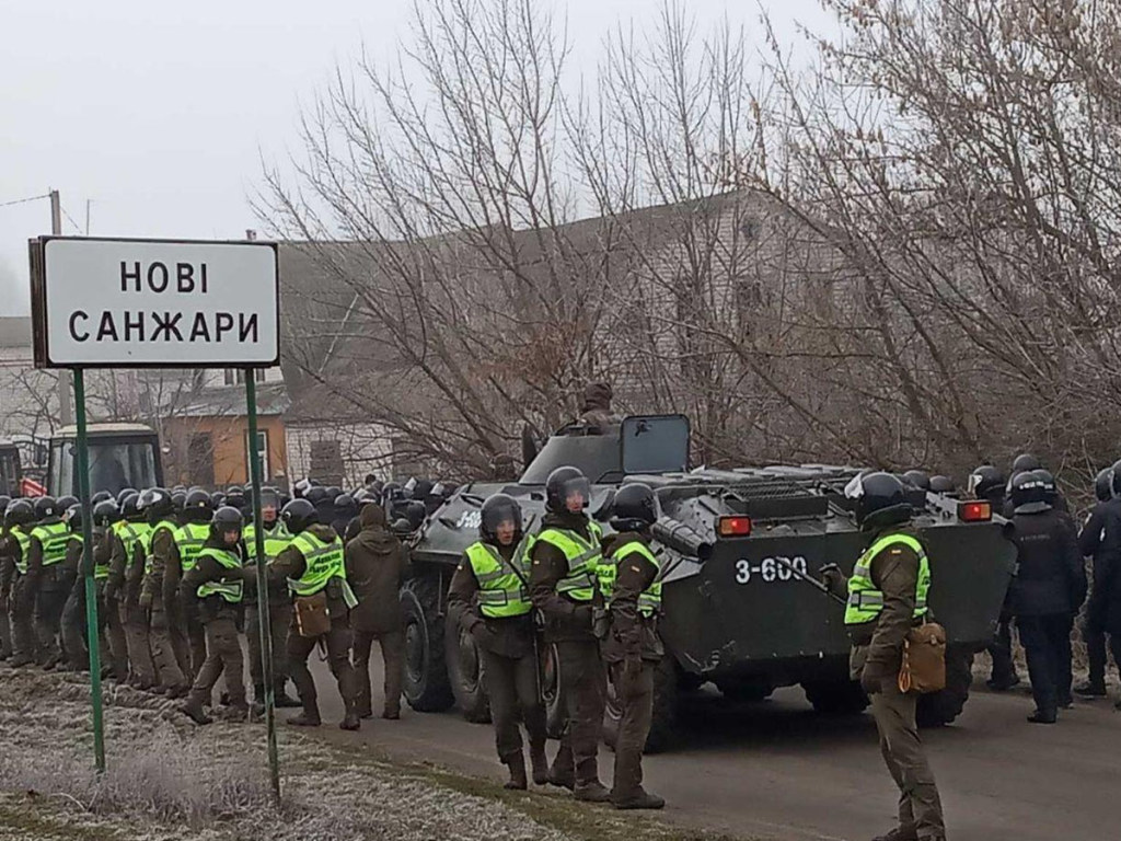 «Страна откатилась в палеолит»: в Сети обсуждают события в Новых Санжарах, где автобусы с украинцами из Китая забросали камнями