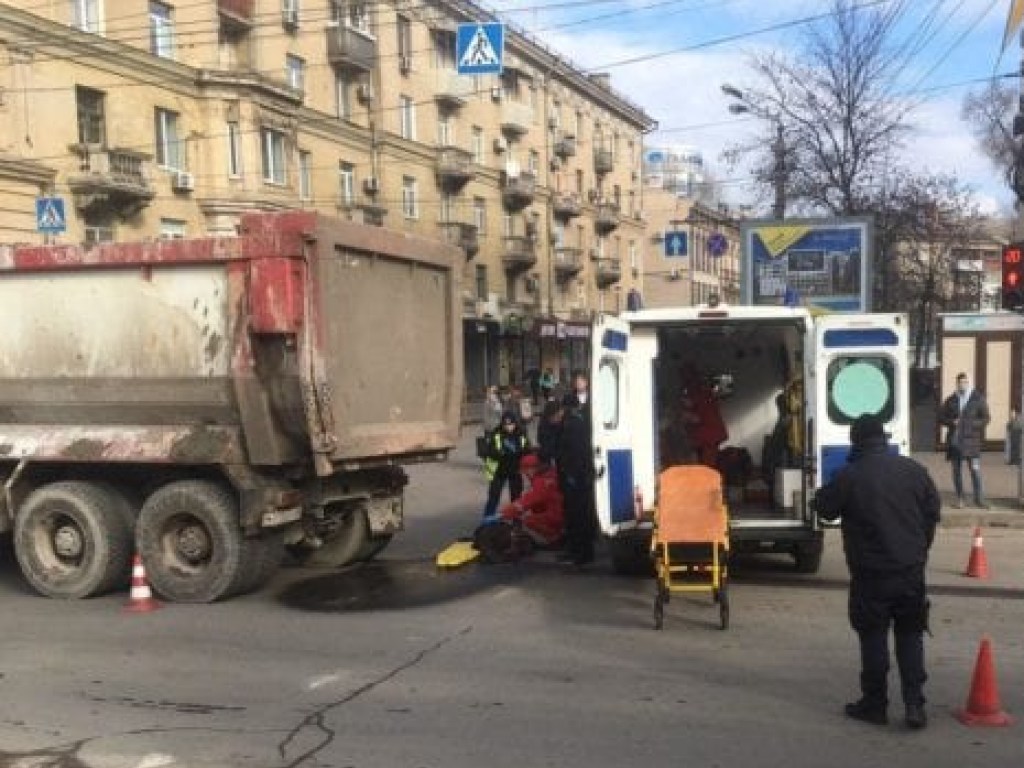 В центре Днепра грузовик наехал на мужчину и раздавил ему ноги (ФОТО, ВИДЕО)
