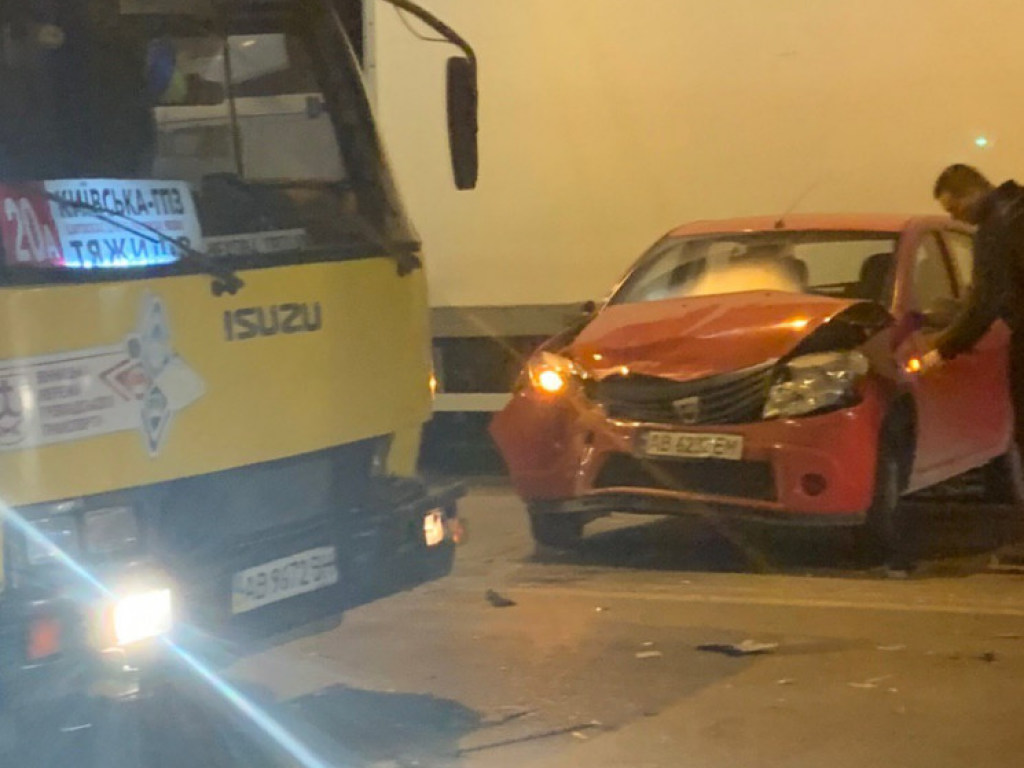 В Виннице водитель Dacia врезался в автобус «Богдан», есть пострадавшие (ФОТО)