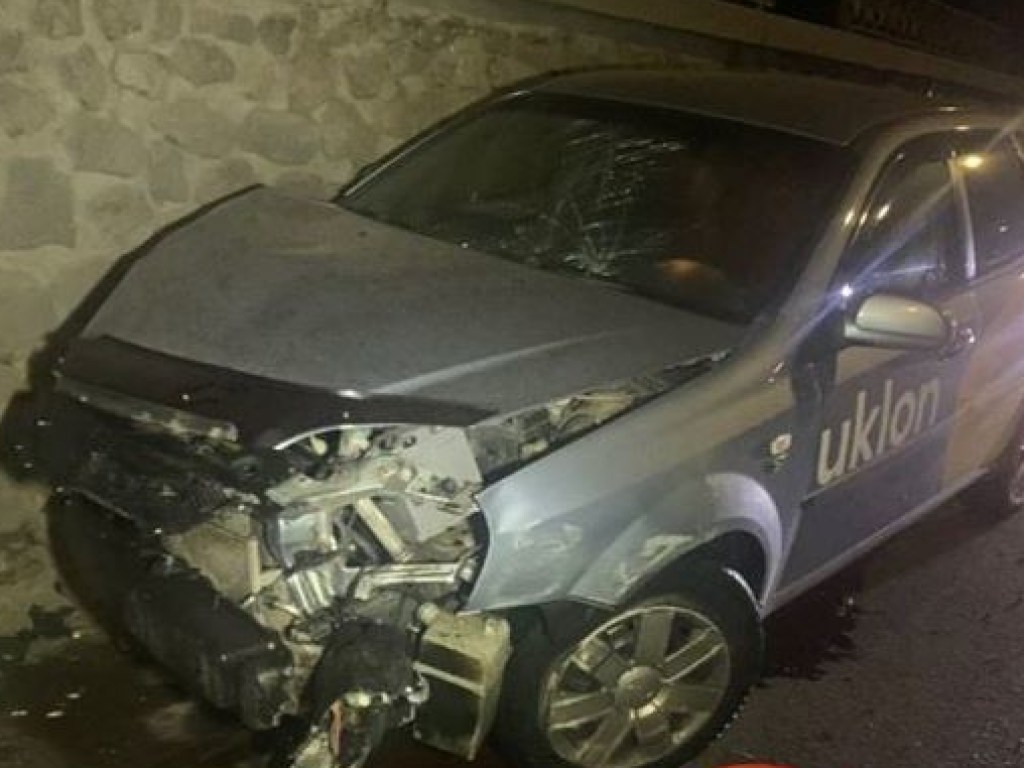 Водитель такси Uklon протаранил стену в Киеве (ФОТО)