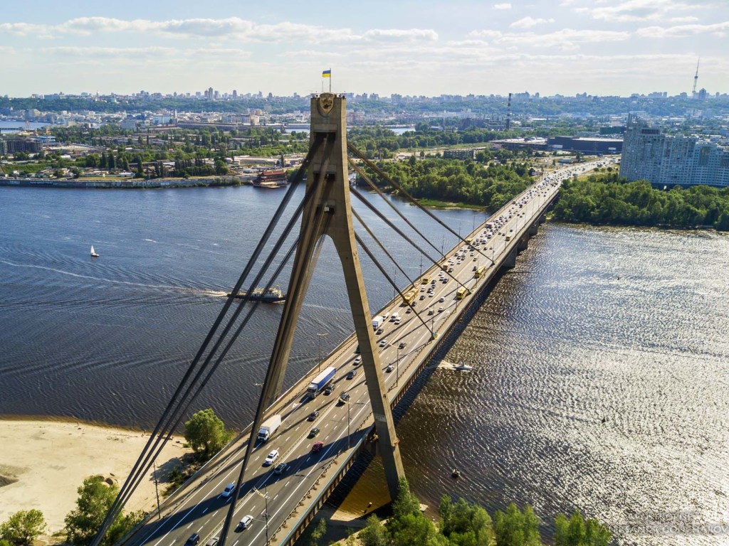 В Киеве ограничат движение на двух мостах