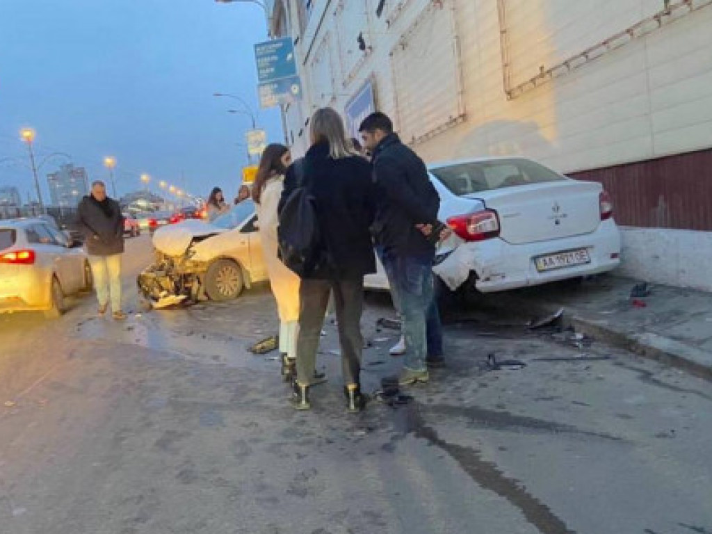 В Киеве водитель Volkswagen устроил «шашки» на дороге и проиграл (ФОТО, ВИДЕО)