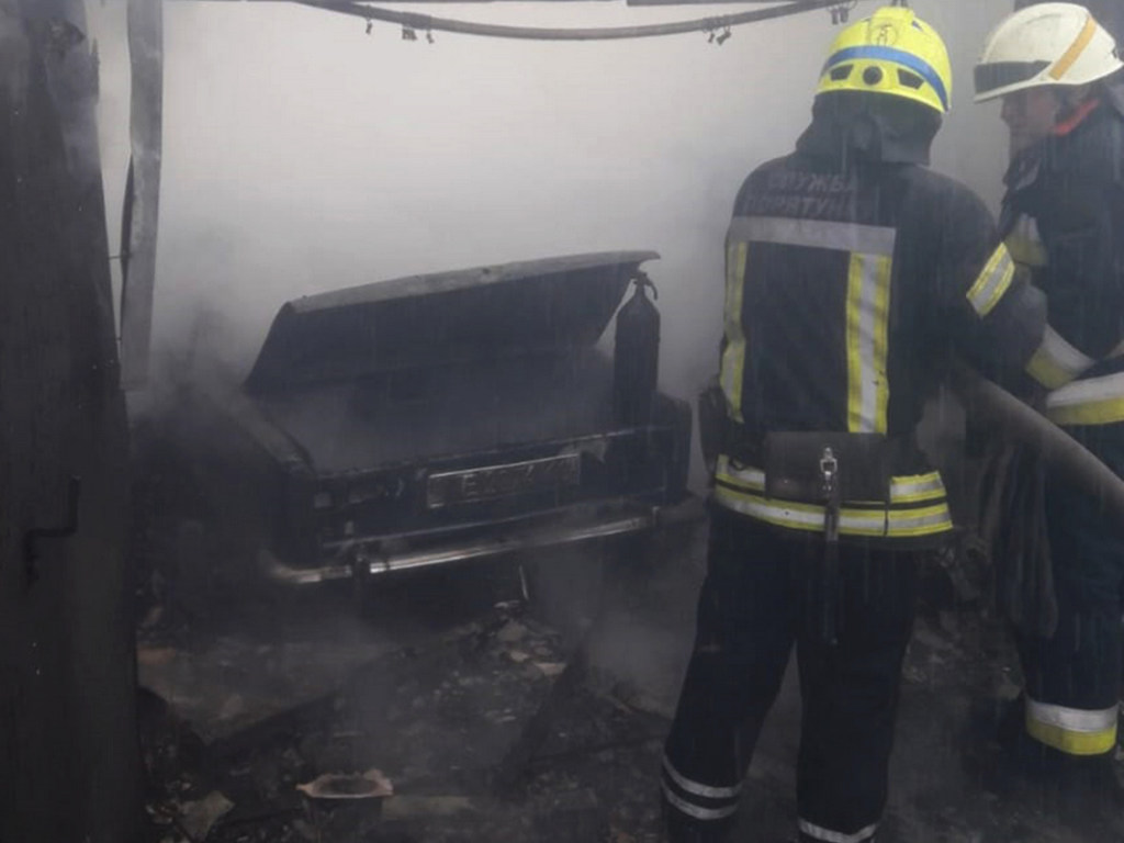 В Днепре в гараже дотла сгорел автомобиль, пострадал мужчина (ФОТО)
