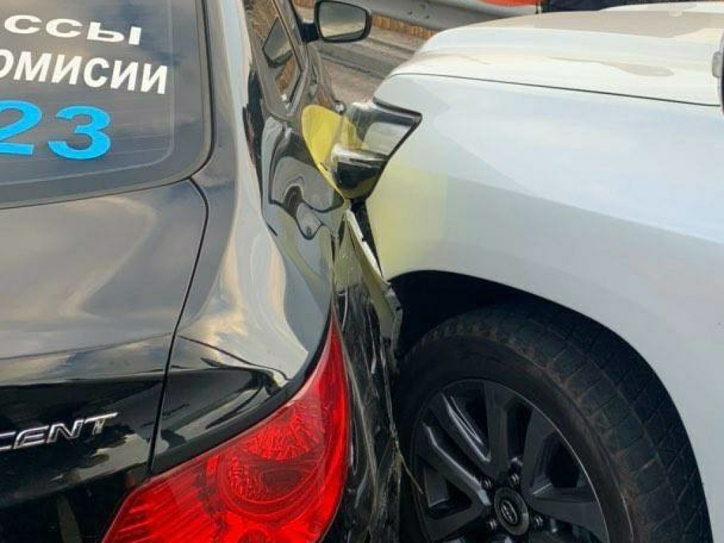 У Южного моста в Киеве внедорожник Toyota врезался в такси (ФОТО)