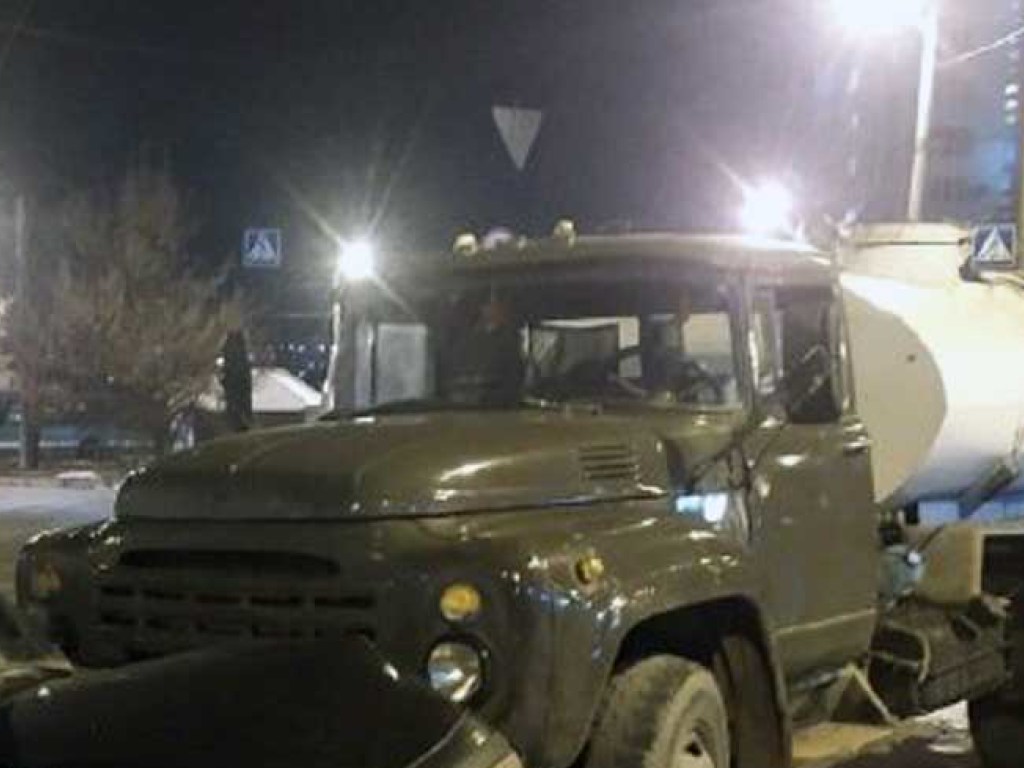 В Харькове на перекрестке цистерна врезалась в легковушку (ФОТО)