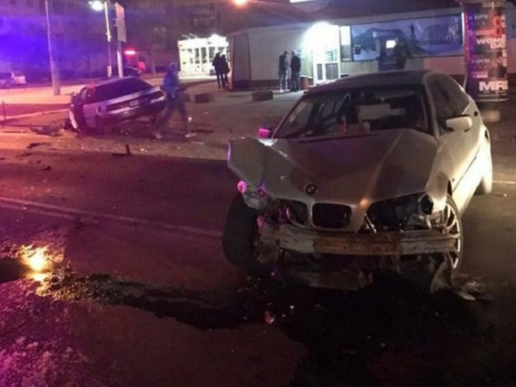 Серьезное ДТП в Одессе: столкнулись BMW и Toyota, два человека оказались в больнице (ФОТО, ВИДЕО)
