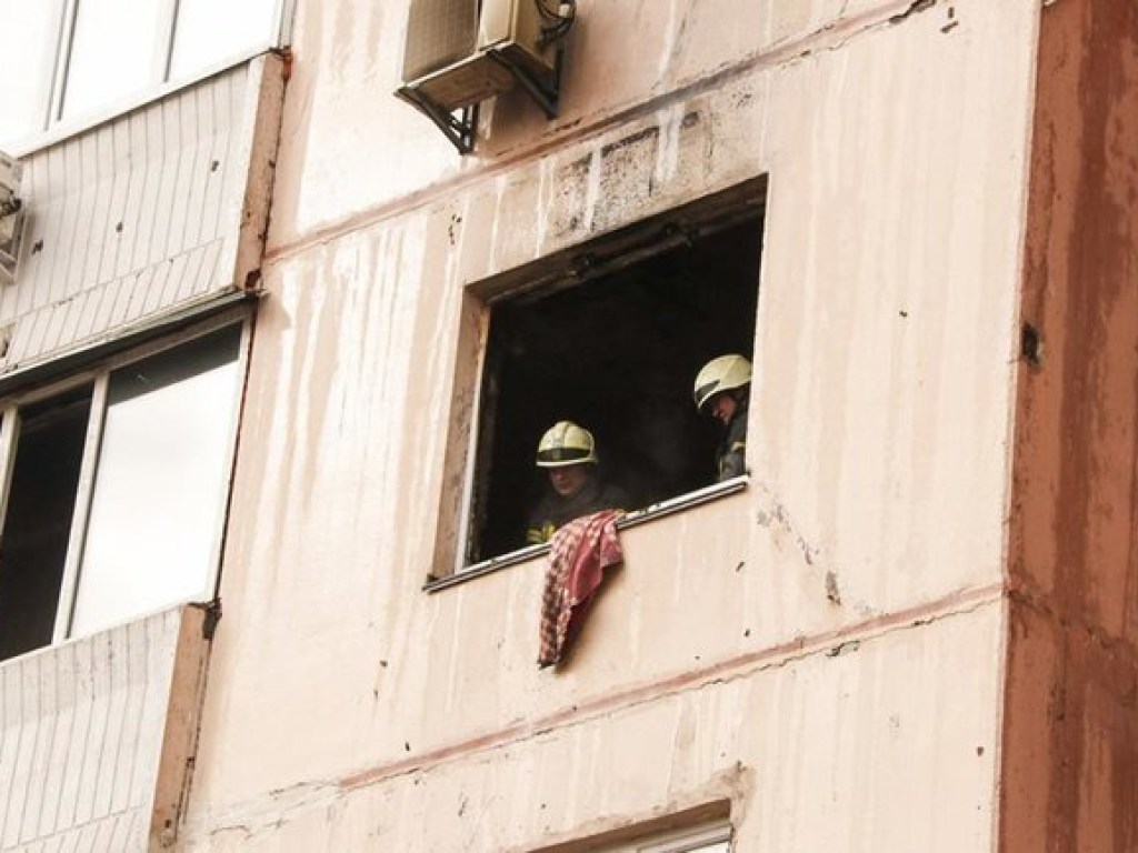 На Оболони в Киеве горела квартира в многоэтажке: погиб человек