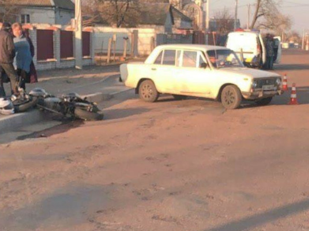 ДТП с пострадавшими: на Киевщине мотоциклист столкнулся с ВАЗ (ФОТО)
