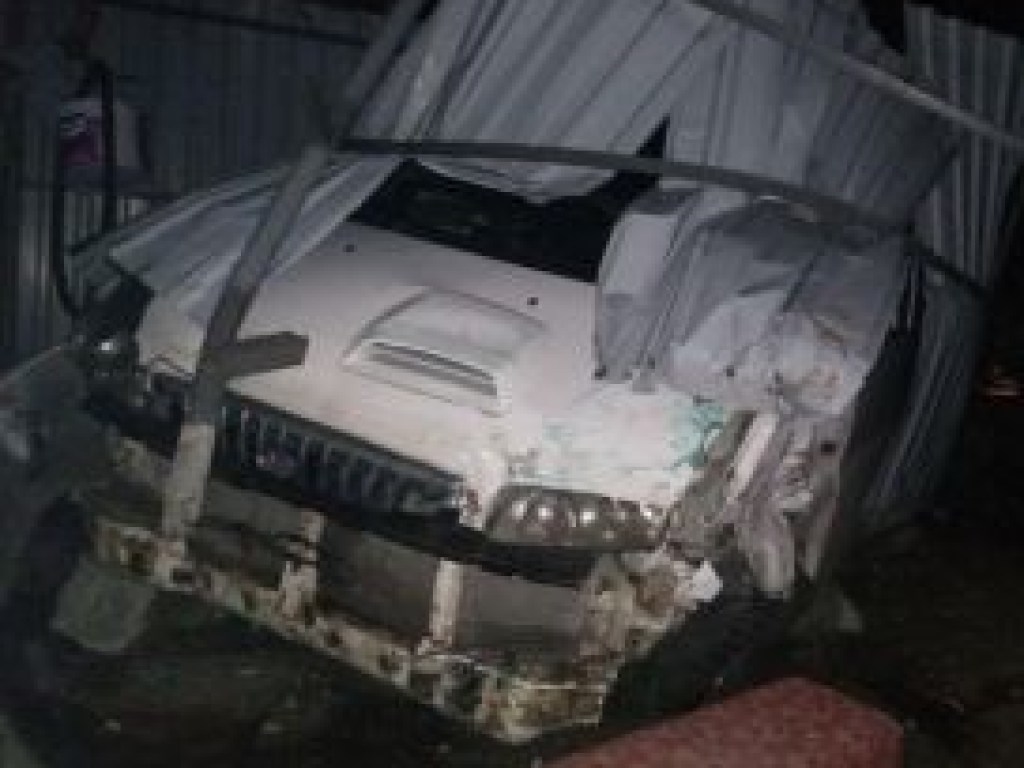 В Херсоне пьяный водитель микроавтобуса повредил Audi и протаранил забор частного дома (ФОТО)