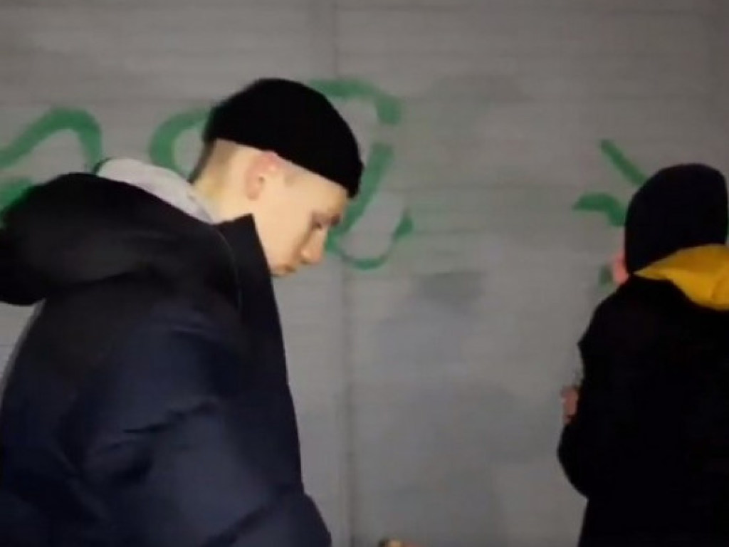 На Троещине в Киеве активисты заставили парней стереть их «художества» на МАФах (ФОТО, ВИДЕО)