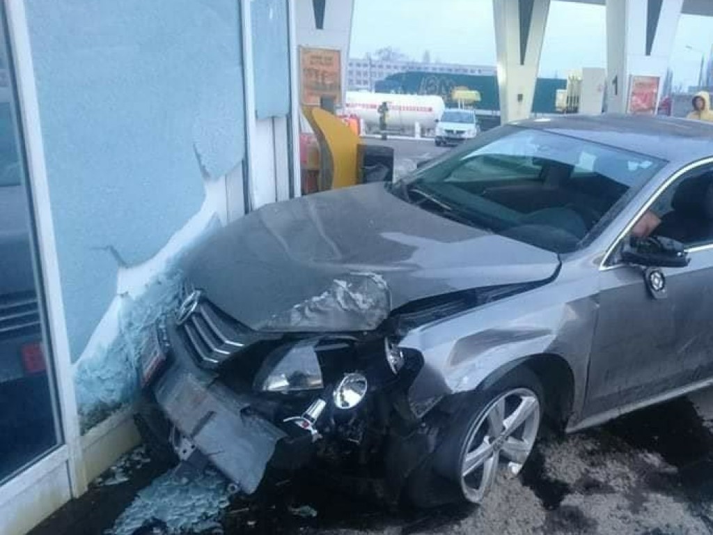 На Окружной дороге в Киеве пьяный горе-водитель Volkswagen врезался в магазин (ФОТО)