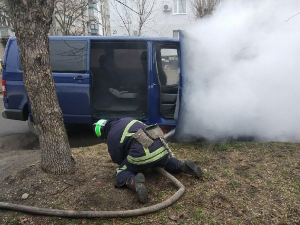 В Бердянске на ходу загорелся микроавтобус (ФОТО)