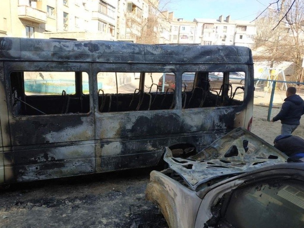 Подозревают поджог: сразу два авто сгорели во дворе в Николаеве (ФОТО)