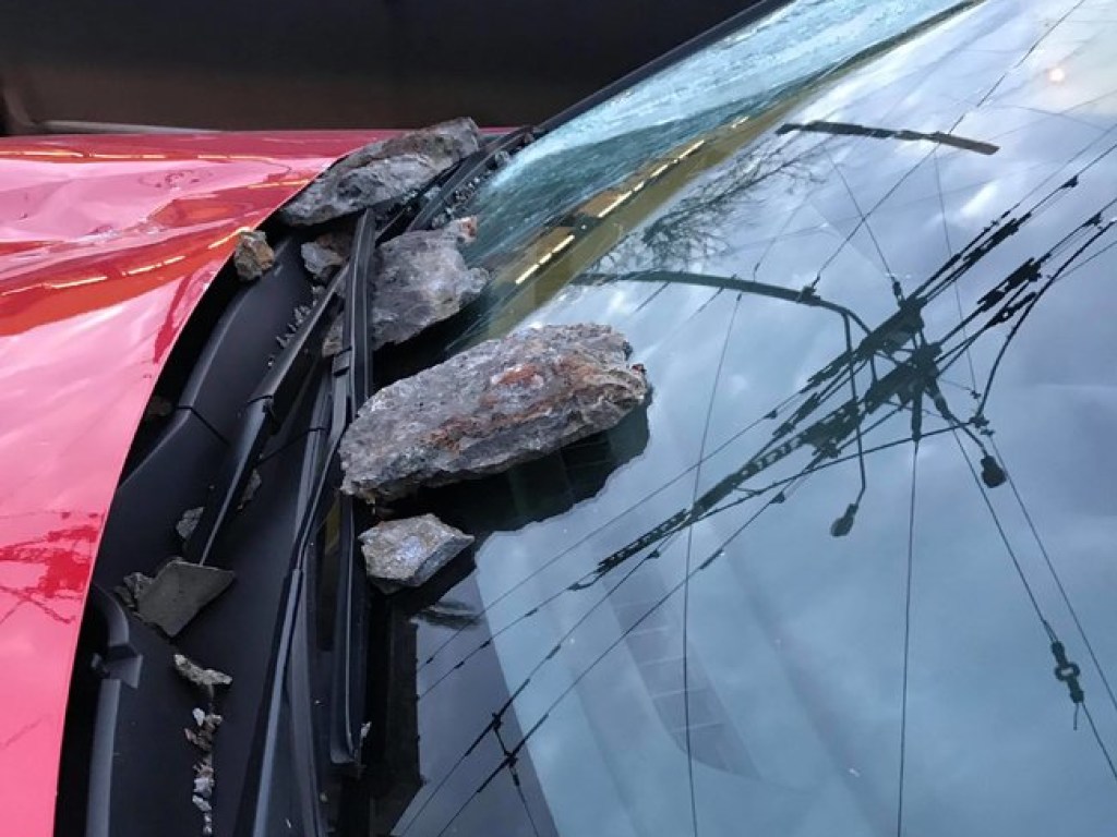 В Киеве «устал» очередной мост: кусок бетона упал на авто (ФОТО, ВИДЕО)